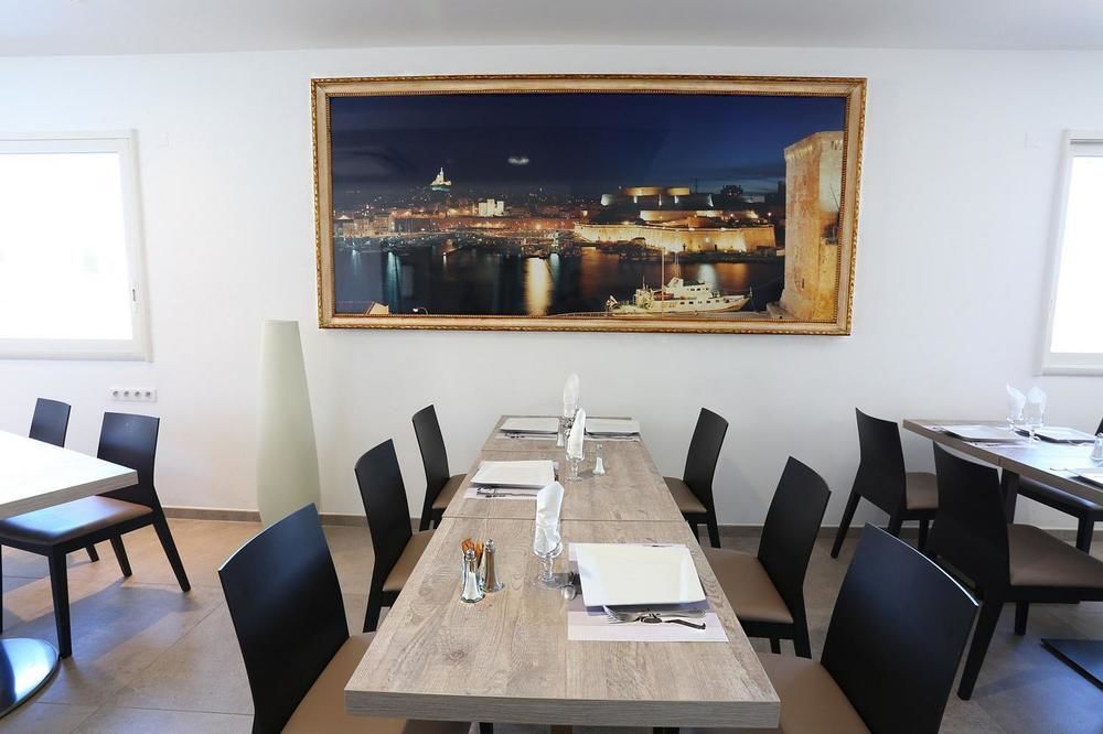 Hotel Restaurant Les Pielettes Le Rove Exteriör bild