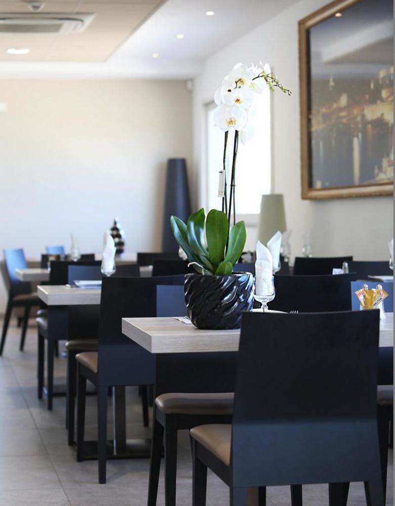 Hotel Restaurant Les Pielettes Le Rove Exteriör bild